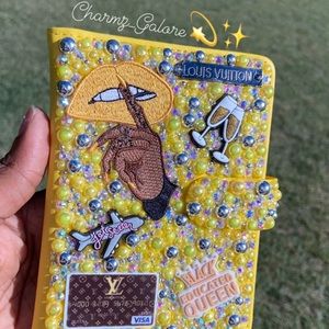 𝘾𝙐𝙎𝙏𝙊𝙈𝙄𝙕𝙀𝘿 𝙋𝘼𝙎𝙎𝙋𝙊𝙍𝙏 𝙃𝙊𝙇𝘿𝙀𝙍𝙎 💛